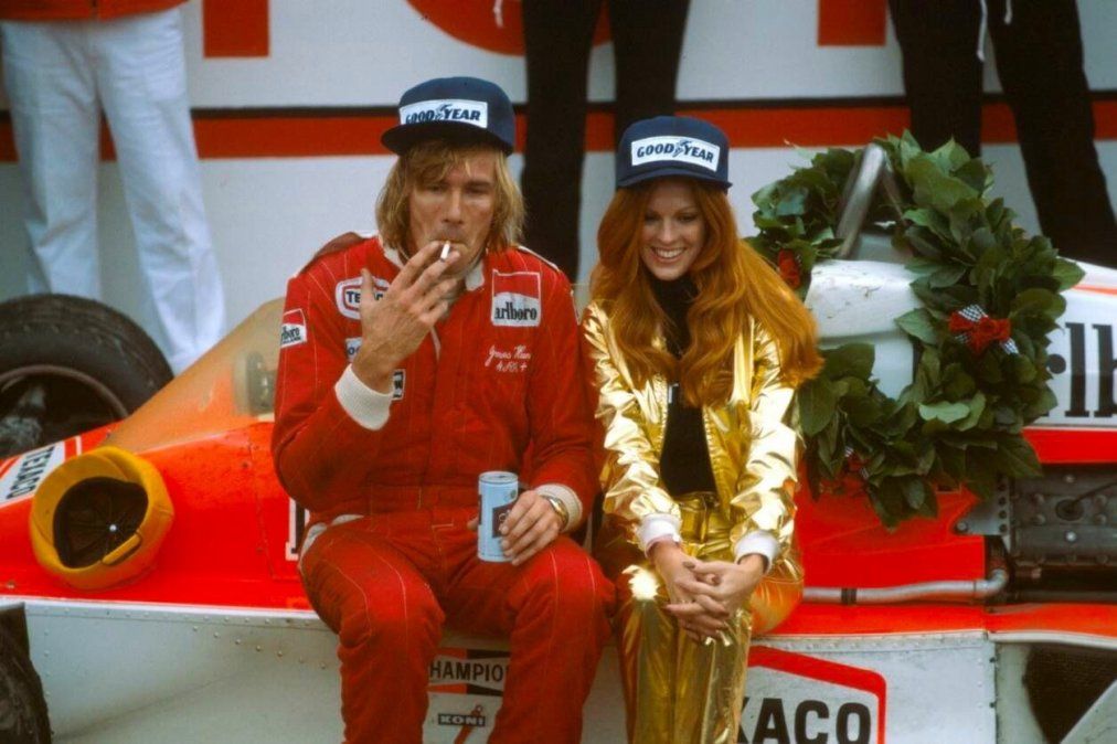 El 2 de octubre de 1977, Hunt ganó el GP de los estados Unidos, en Watkins Glen. Apenas llegó a su box, celebró la victoria a su manera: con un cigarrillo (fumaba 40 por día), una cerveza (bebía cantidades industriales) y acompañado por una promotora de Penthouse.