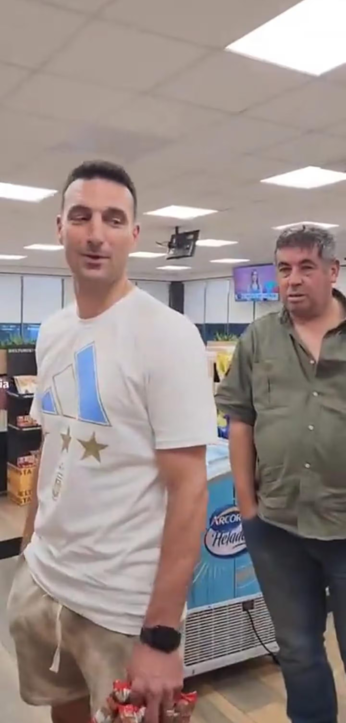 Lionel Scaloni comprando dos paquetes de masitas para el mate. Lionel Scaloni comprando dos paquetes de masitas para el mate.