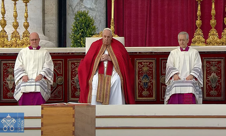 Francisco, el actual líder del catolicismo, preside las honras fúnebres del papa emérito Benedicto XVI, quien falleció a los 95 años el sábado pasado. Francisco, el actual líder del catolicismo, preside las honras fúnebres del papa emérito Benedicto XVI, quien falleció a los 95 años el sábado pasado.