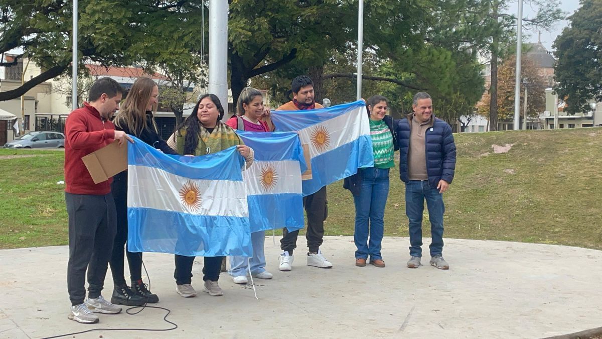 En una jornada gris y ventosa, representantes de clubes, vecinales, cooperadoras escolares y organizaciones civiles se acercaron para recibir la enseña patria. En una jornada gris y ventosa, representantes de clubes, vecinales, cooperadoras escolares y organizaciones civiles se acercaron para recibir la enseña patria.