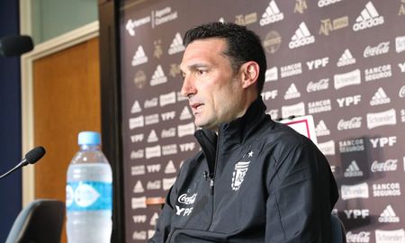 El entrenador de la selección arribó a Ezeiza para encarar la doble fecha de Eliminatorias ante Uruguay y Brasil. El entrenador de la selección arribó a Ezeiza para encarar la doble fecha de Eliminatorias ante Uruguay y Brasil.