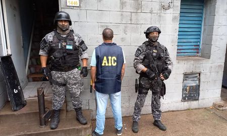 Dos detenidos en barrio Nuevo Triángulo de Rosario luego de un allanamiento de la Agencia de Investigación Criminal por causa de abuso de armas. Dos detenidos en barrio Nuevo Triángulo de Rosario luego de un allanamiento de la Agencia de Investigación Criminal por causa de abuso de armas.