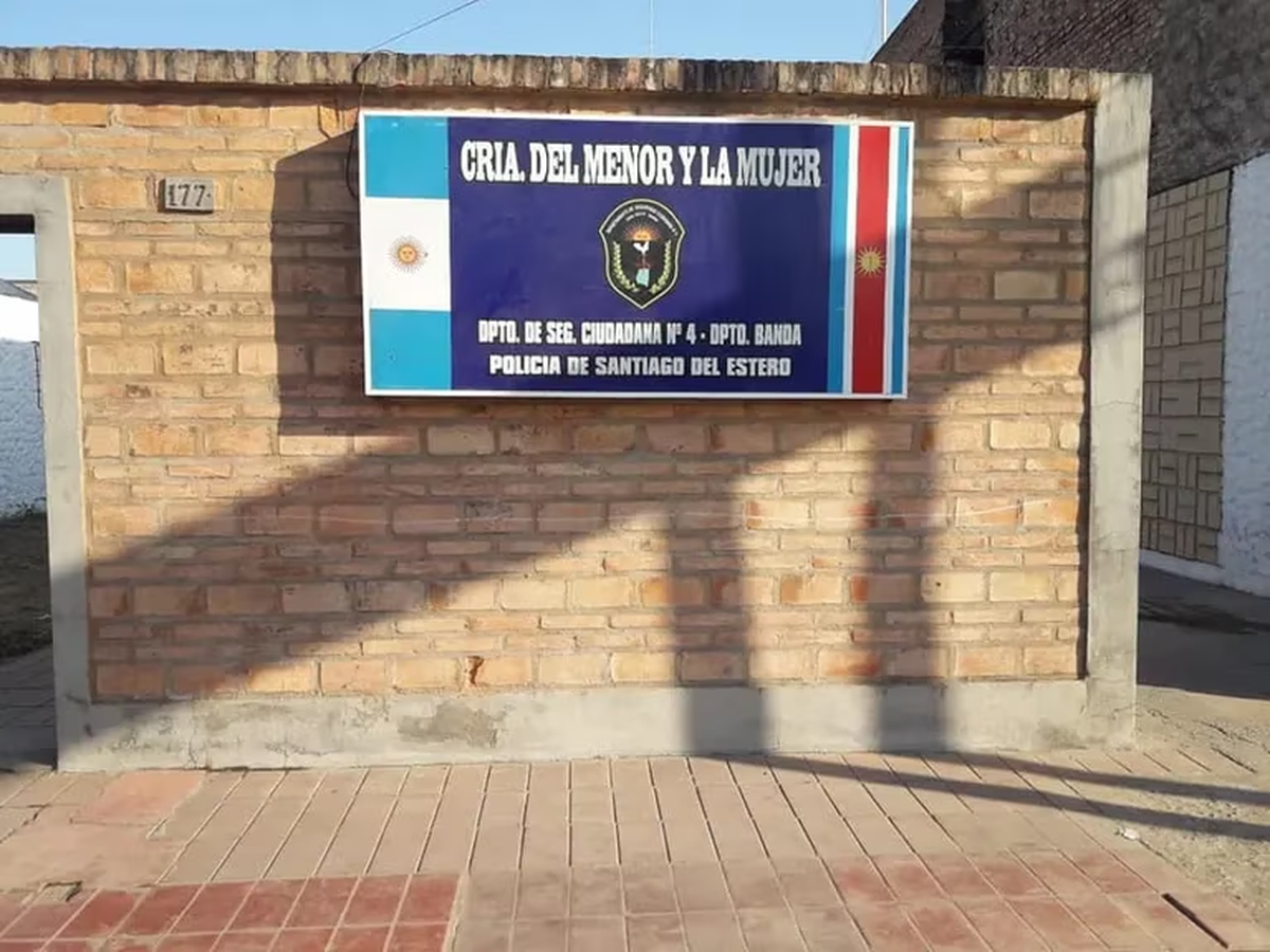 El policía que golpeó a su pareja en Santiago del Estero quedó detenido.