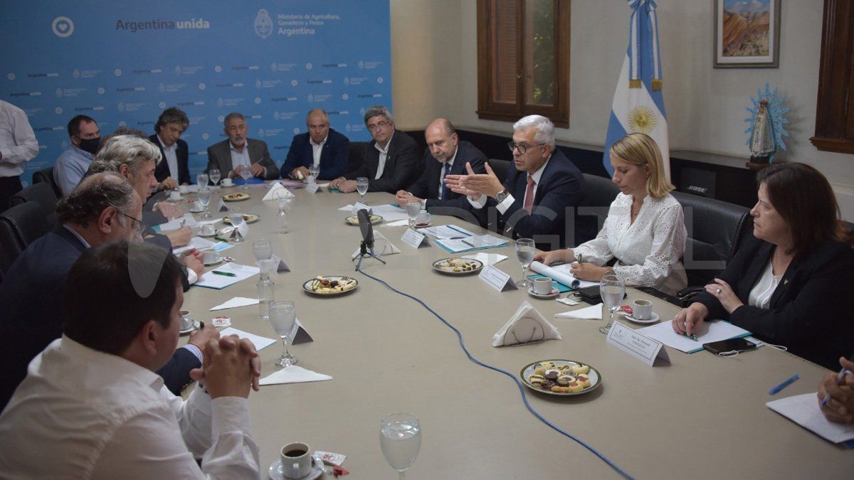 El ministro de Agricultura, Ganadería y Pesca de la Nación, Julián Domínguez, presentó esta tarde a la Mesa de Enlace de entidades agropecuarias el Plan GanAr 2022-2023, en el que se marcan los lineamientos de la política ganadera para los próximos dos años.