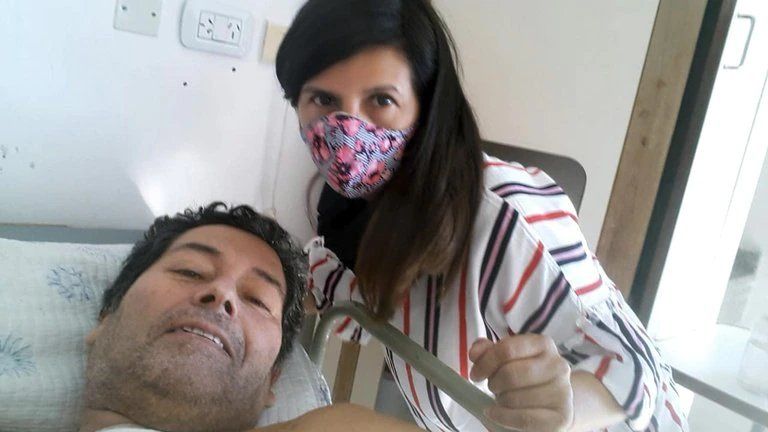 Sergio ya fuera de peligro junto a su madre.