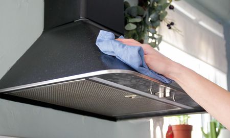 Cada cuánto hay que limpiar la campana de la cocina y cómo hacerlo con un truco casero. Cada cuánto hay que limpiar la campana de la cocina y cómo hacerlo con un truco casero.