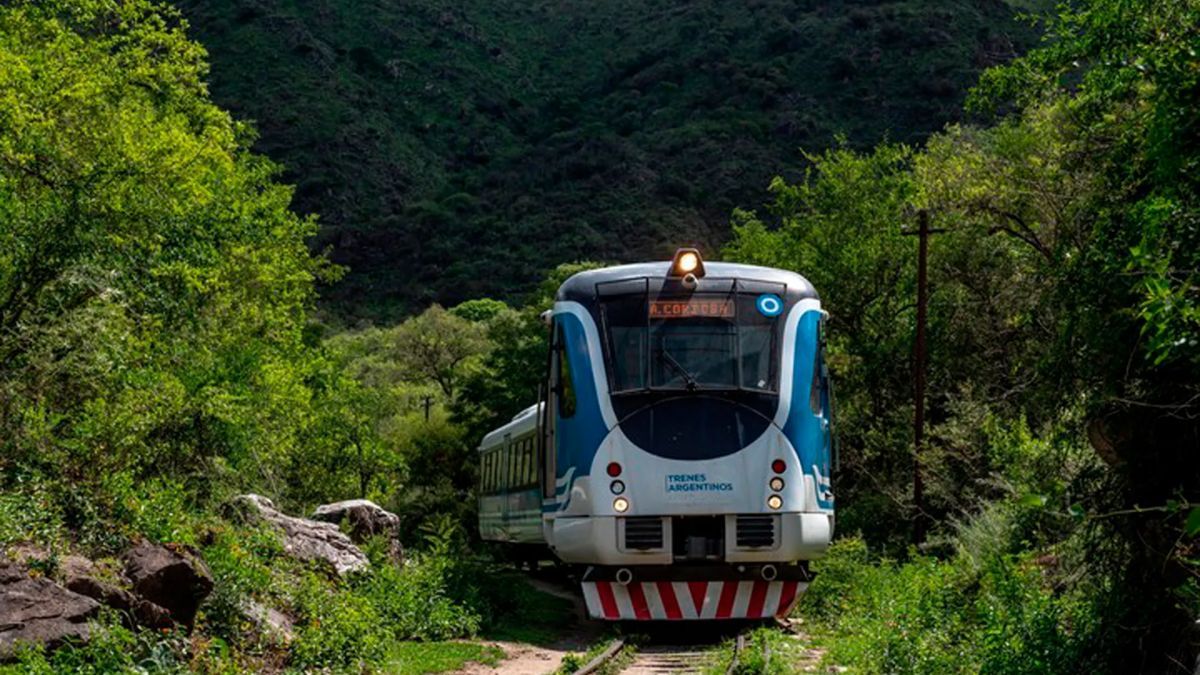 El Tren de las Sierras ofrece un recorrido pintoresco entre montañas El Tren de las Sierras ofrece un recorrido pintoresco entre montañas