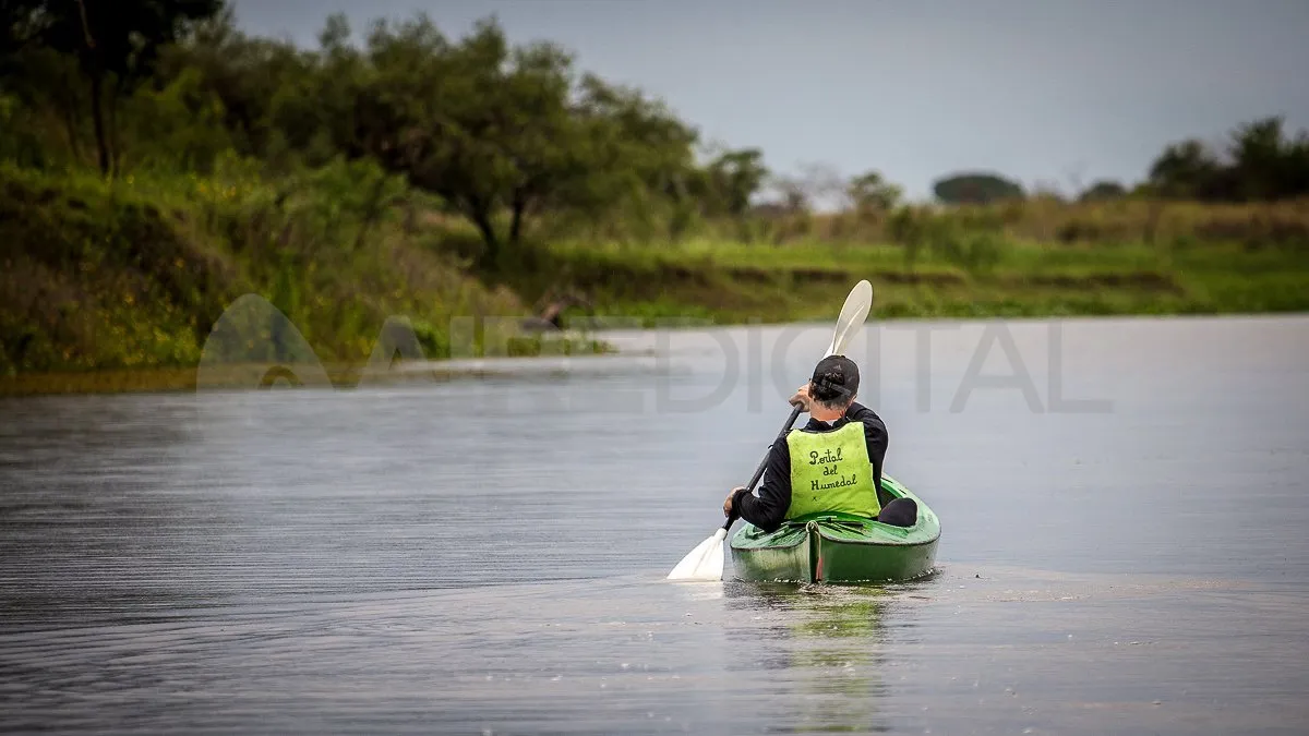 Una de las principales actividades son los recorridos en el Jaaukanigás, el atractivo natural más importante de Santa Fe.