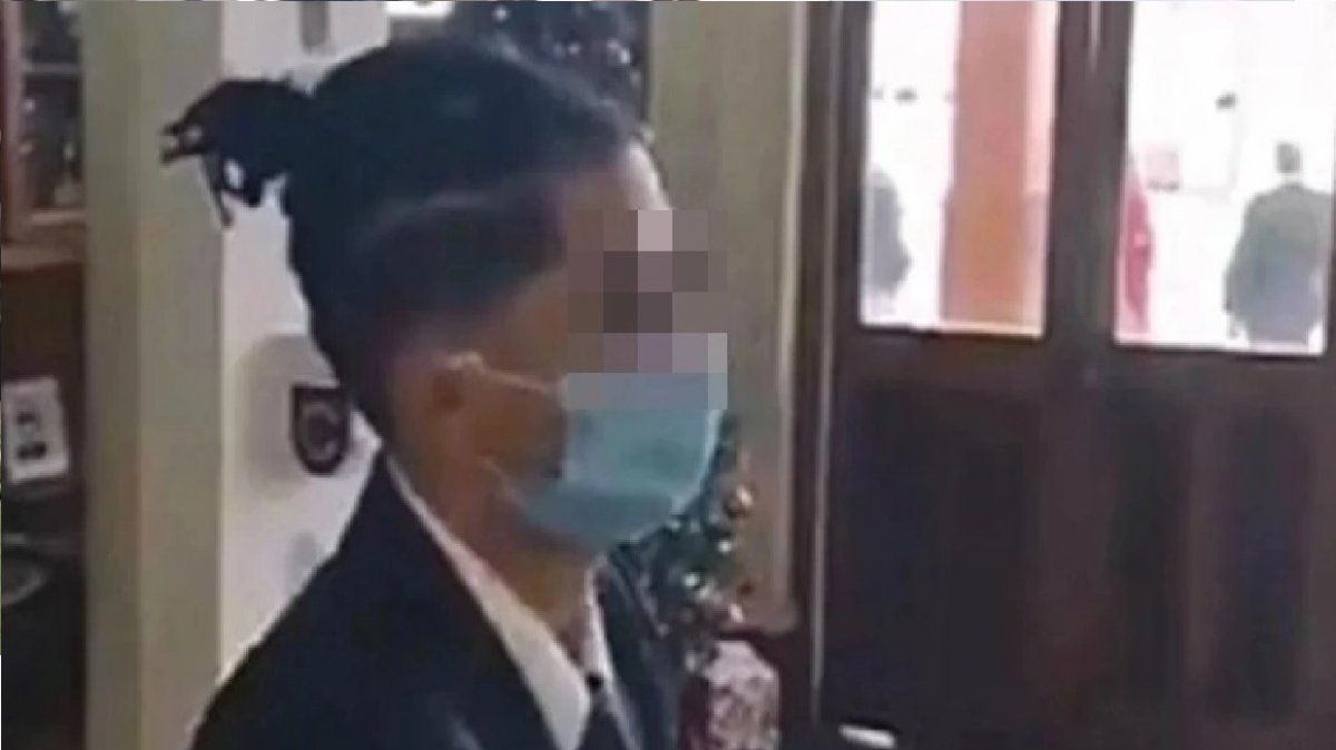 No lo dejaron entrar a la escuela por tener el pelo largo y tuvo que ver su graduación por una transmisión online