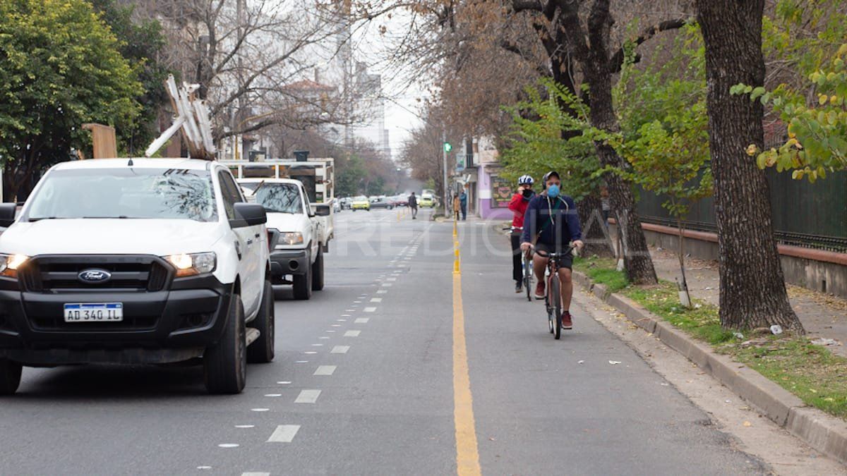 Autos y bicicletas circulan por la avenida Urquiza