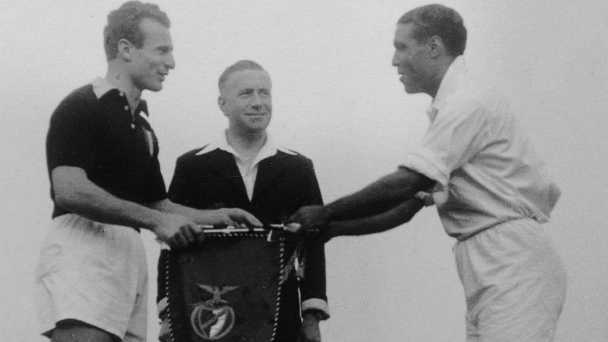 Il Grande Torino disputó su último partido el martes 3 de mayo de 1949. Fue en el Estádio Nacional de Lisboa, ante 40.000 espectadores, en un amistoso ante el Benfica que, esa tarde, despidió a su capitán –también lo era de la Selección de Portugal–, Francisco Xico Ferreira. En la foto, Valentino Mazzola (izquierda), símbolo y emblema del equipo turinés, intercambia los banderines de los respectivos clubes con Ferreira, antes del encuentro.