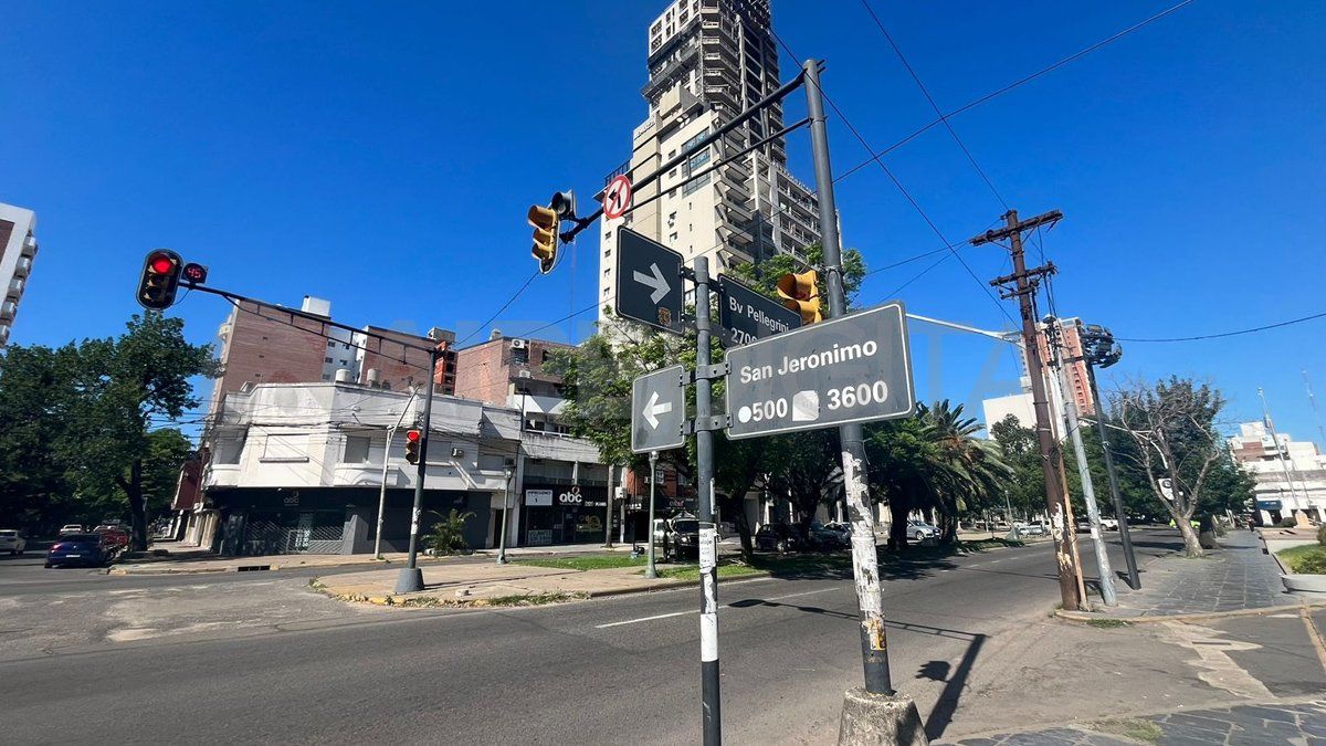 El ataque ocurrió en Bulevar Pellegrini y San Jerónimo y derivó en la detención de un cuidacoches que registra dieciséis antecedentes penales en el último año.