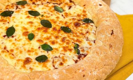 Todos los detalles para hacer pizza con masa de chipá.