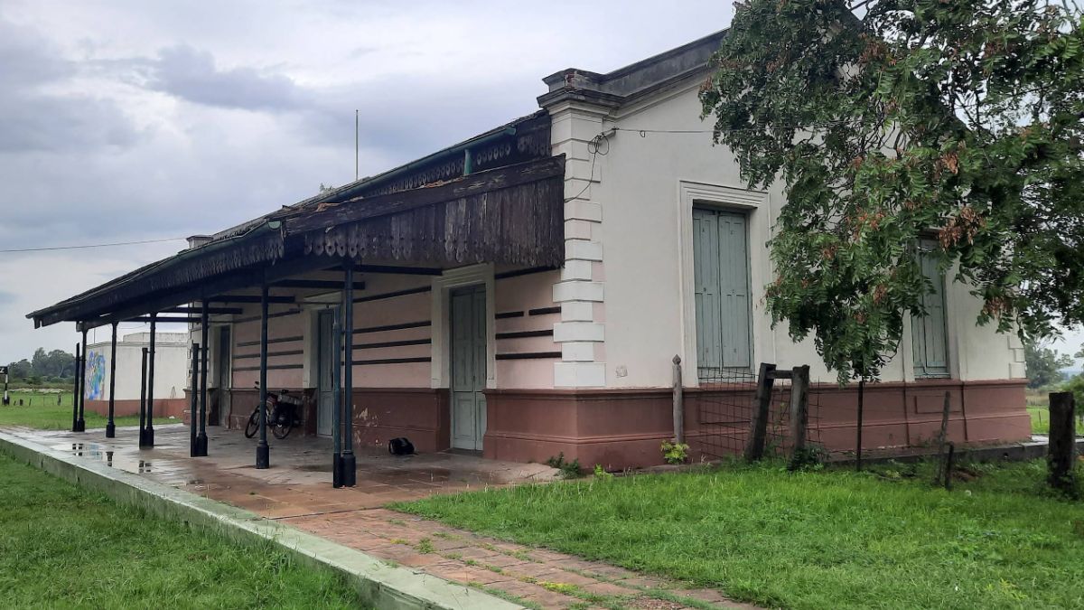 El pueblo de Hernández ofrece tranquilidad, naturaleza y un homenaje eterno a Diego Maradona. El pueblo de Hernández ofrece tranquilidad, naturaleza y un homenaje eterno a Diego Maradona.