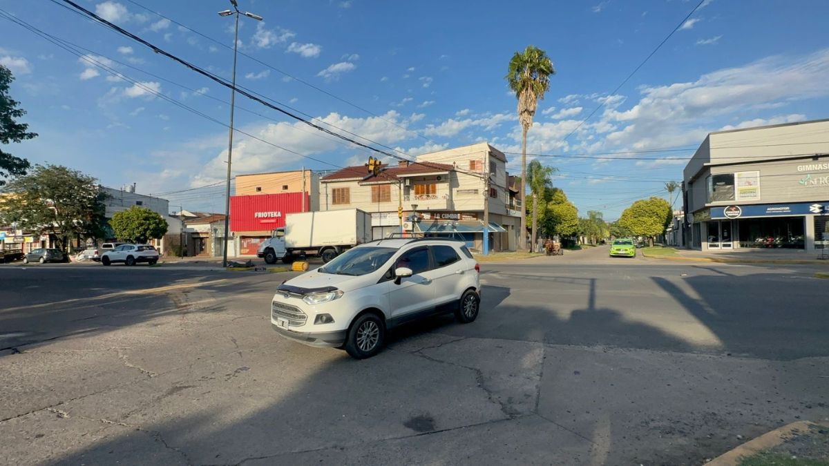 La circulación sobre avenida Facundo Zuviría se vio afectada hasta que el vehículo fue removido. La circulación sobre avenida Facundo Zuviría se vio afectada hasta que el vehículo fue removido.