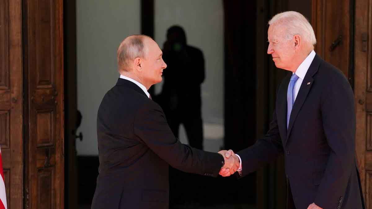 Biden le dijo a Putin que, aunque est&aacute; dispuesto a seguir la v&iacute;a diplom&aacute;tica, su pa&iacute;s est&aacute; preparado para otros escenarios en caso de que invada Ucrania.