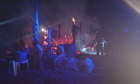 Bomberos apagaron las llamas y luego realizar un examen preliminar sobre las causas del incendio. Bomberos apagaron las llamas y luego realizar un examen preliminar sobre las causas del incendio.
