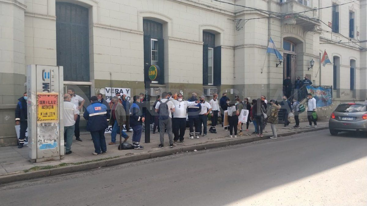 Una vez más, los choferes de ambulancia se concentraron en la puerta del ministerio de Salud para ser recategorizados.