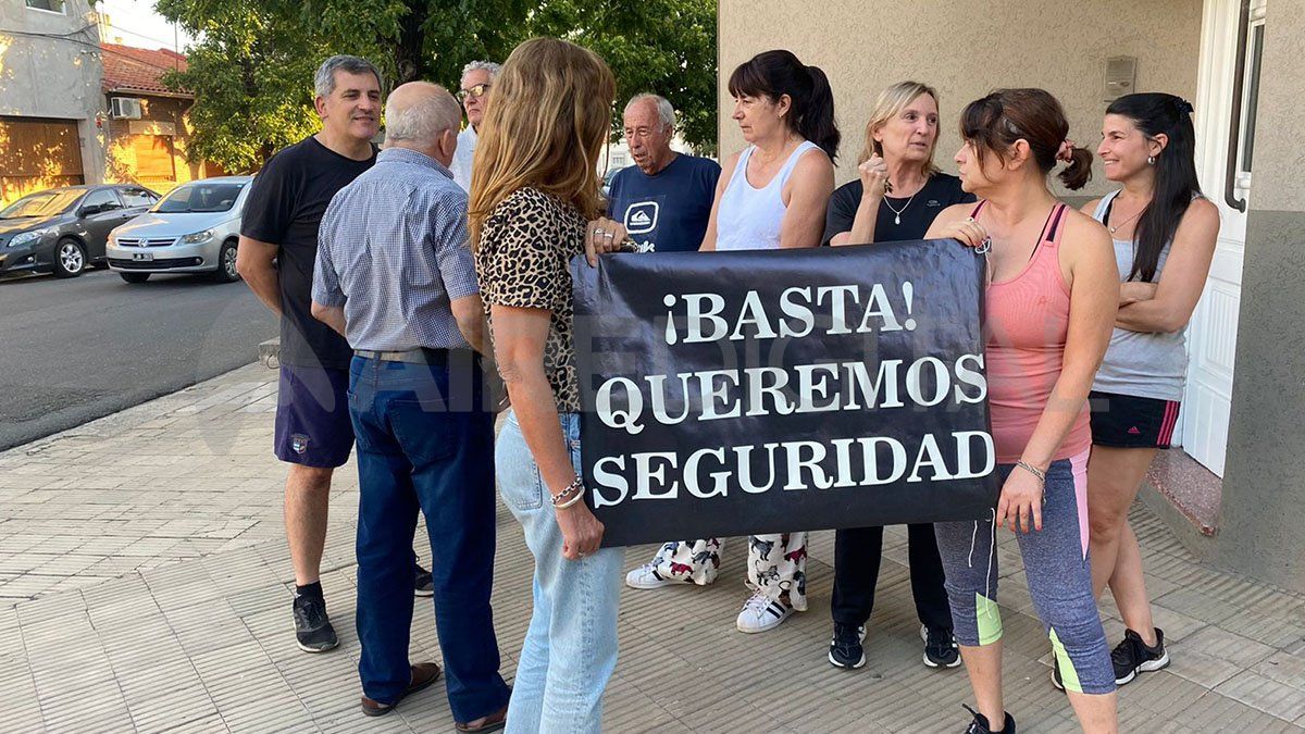 En diálogo con el móvil de AIRE, uno de los vecinos señaló que “necesitamos que nos escuchen".