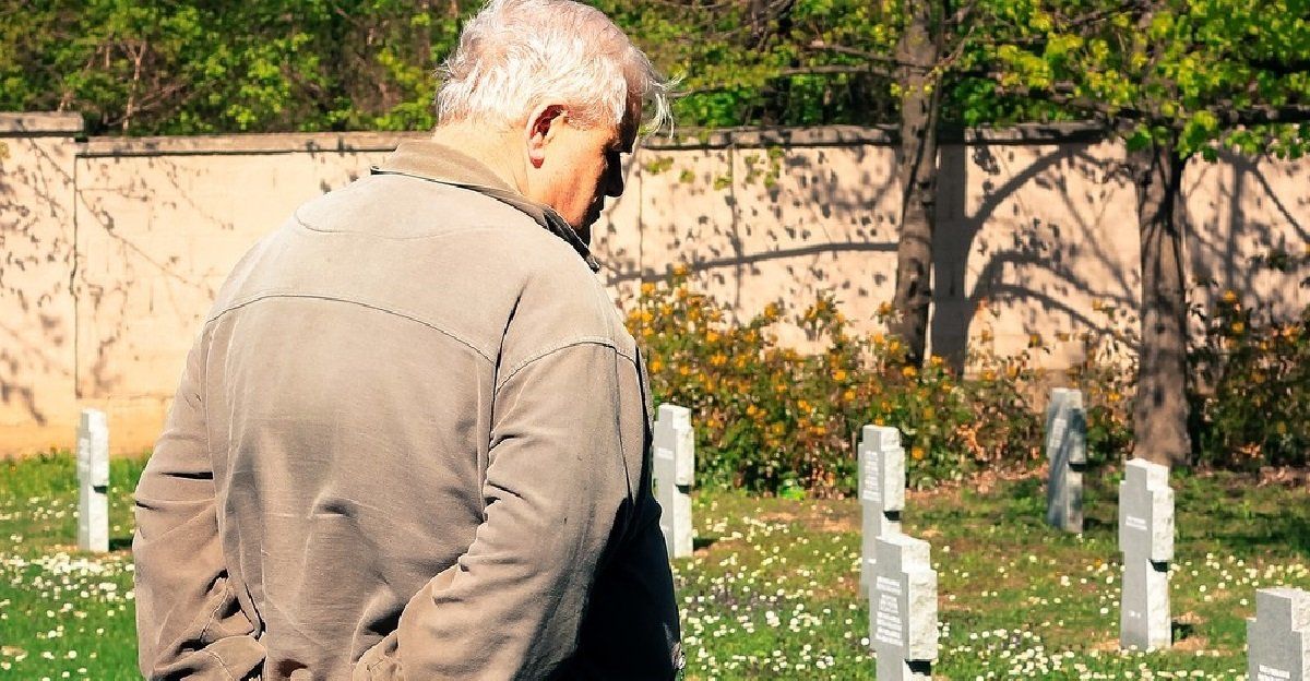 Sus amigos dejaron de llamarlo, fue hasta el cementerio y una lápida le reveló el misterio