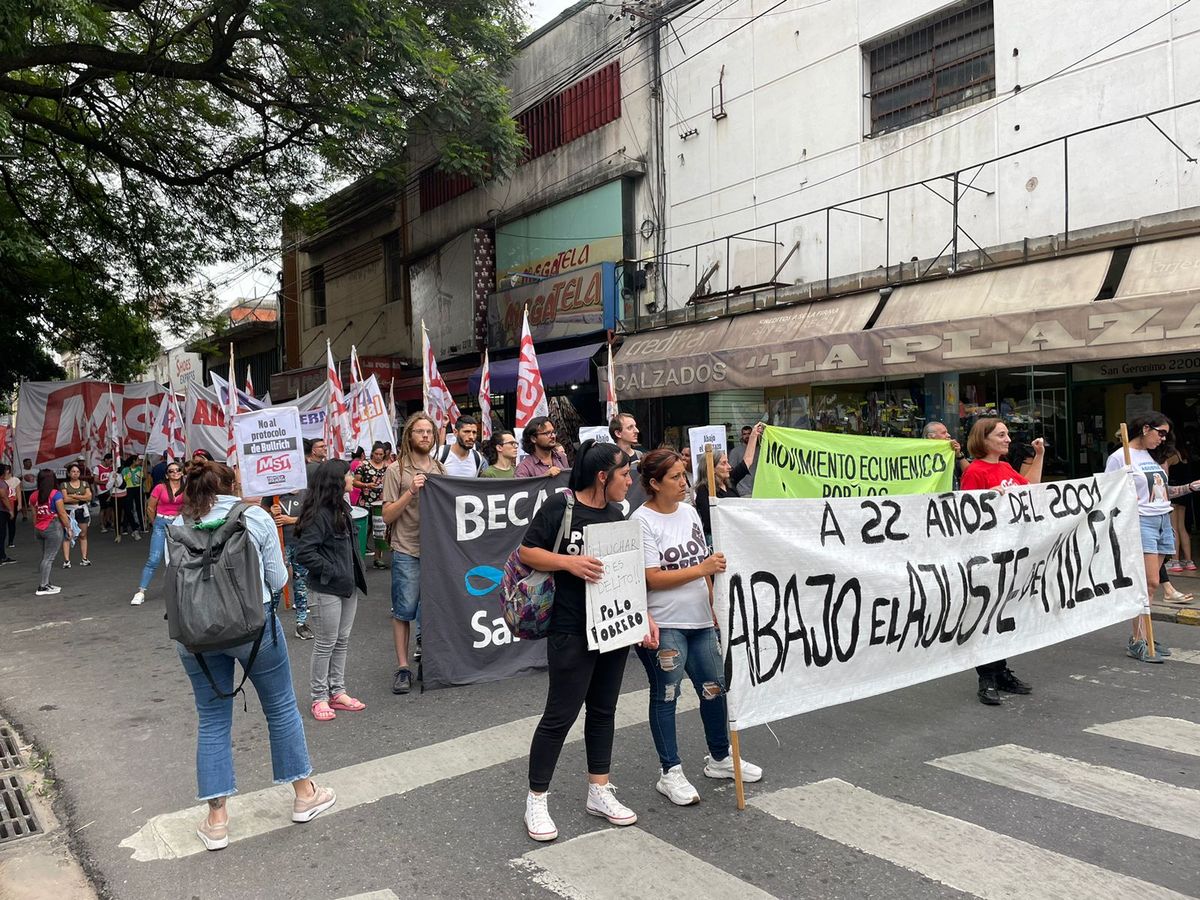 La manifestación comenzó en la plaza del Soldado y se van trasladando hacia casa de Gobierno.