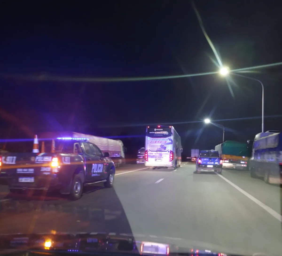 El colectivo que traía a los jugadores y cuerpo técnico fue acompañado por móviles policiales. El colectivo que traía a los jugadores y cuerpo técnico fue acompañado por móviles policiales.