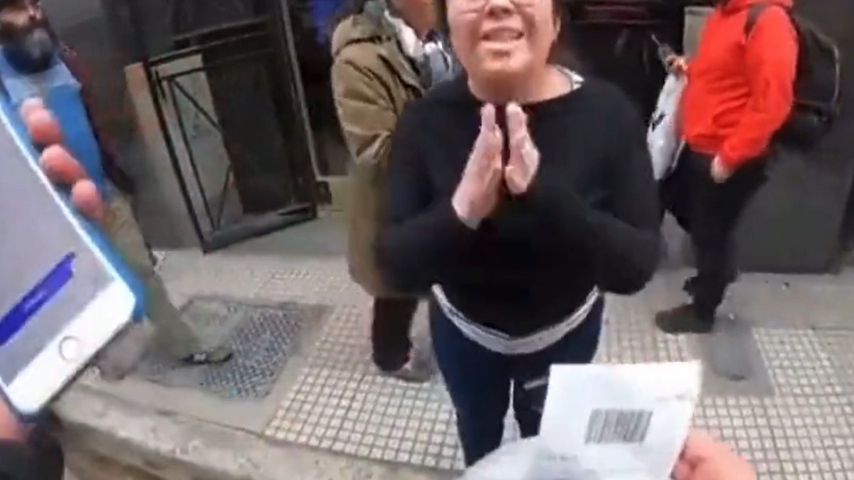 Muchos usuarios de Twitter hicieron viral el video y reaccionaron con comentarios negativos hacia la clienta. Muchos usuarios de Twitter hicieron viral el video y reaccionaron con comentarios negativos hacia la clienta.