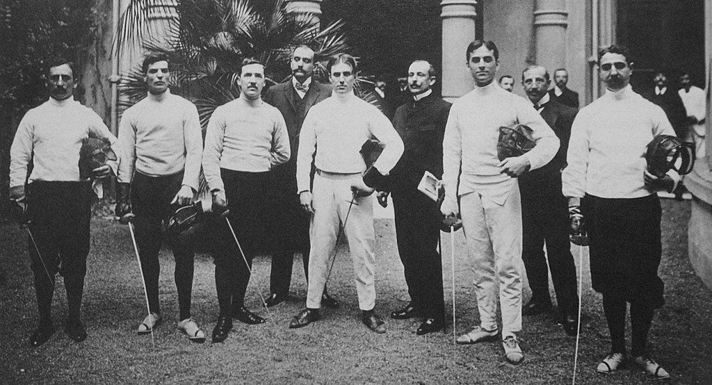 Otra de las disciplinas en las que se destacó fue en esgrima. En octubre de 1901, obtuvo el primer premio en el torneo sudamericano de florete organizado por el Club Gimnasia y Esgrima y, en 1905 y 1906, se impuso en los organizados por el Jockey Club de Buenos Aires. En la foto, Newbery (el quinto desde la izquierda), con el futuro presidente Marcelo Torcuato de Alvear (a su izquierda).