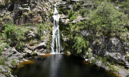 La Cascada del Maitén, un salto de agua de 20 metros rodeado de árboles autóctonos. La Cascada del Maitén, un salto de agua de 20 metros rodeado de árboles autóctonos.