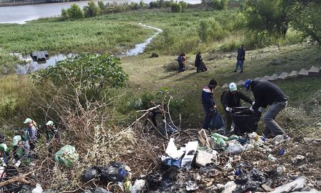 Con el objetivo de erradicar los microbasurales en Alto Verde, trabajadores municipales, organizaciones sociales y vecinales recolectaron una tonelada de residuos. Con el objetivo de erradicar los microbasurales en Alto Verde, trabajadores municipales, organizaciones sociales y vecinales recolectaron una tonelada de residuos.