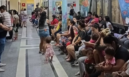 Las médicas criticaron la falta de respuesta de parte del Ministerio de Salud no solo para el personal, también para los padres y los pacientes que están amontonados, tirados en el piso, esperando una atención de calidad que es muy difícil brindar de esta forma. Las médicas criticaron la falta de respuesta de parte del Ministerio de Salud no solo para el personal, también para los padres y los pacientes que están amontonados, tirados en el piso, esperando una atención de calidad que es muy difícil brindar de esta forma.