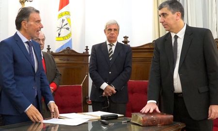 Carlos Vottero (derecha) juró ante el presidente de la Corte, Daniel Erbetta (izquierda). Carlos Vottero (derecha) juró ante el presidente de la Corte, Daniel Erbetta (izquierda).