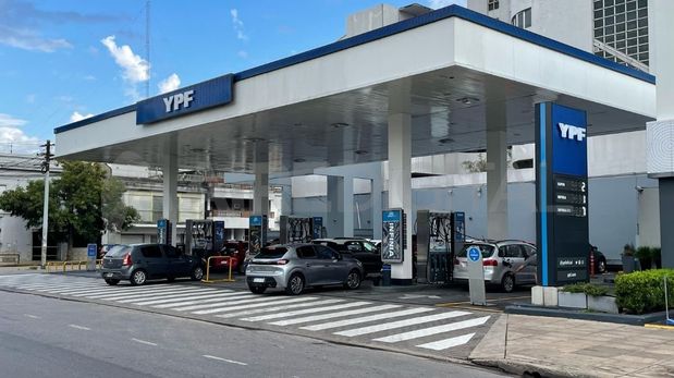 El aumento de combustibles en Santa Fe volvió a impactar en YPF, subió $25 en horas y la súper alcanzó los $2.025.