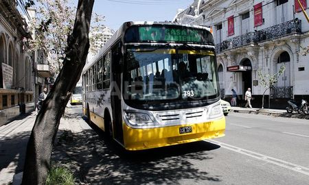 Los delincuentes le robaron a punta de pistola el celular al chofer y pertenencias a los pasajeros. Los delincuentes le robaron a punta de pistola el celular al chofer y pertenencias a los pasajeros.