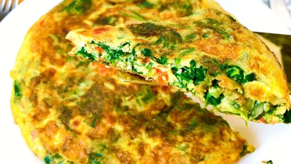 Omelette de avena y espinaca en sartén: el almuerzo proteico que se hace en 5 minutos y no te deja pesado