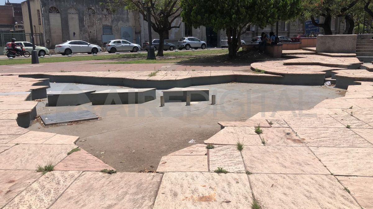 La fuente nivelada al suelo, sin agua y sucia. La fuente nivelada al suelo, sin agua y sucia.