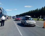 detienen un micro por maniobras imprudentes en la ruta 2: los choferes habian tomado cocaina