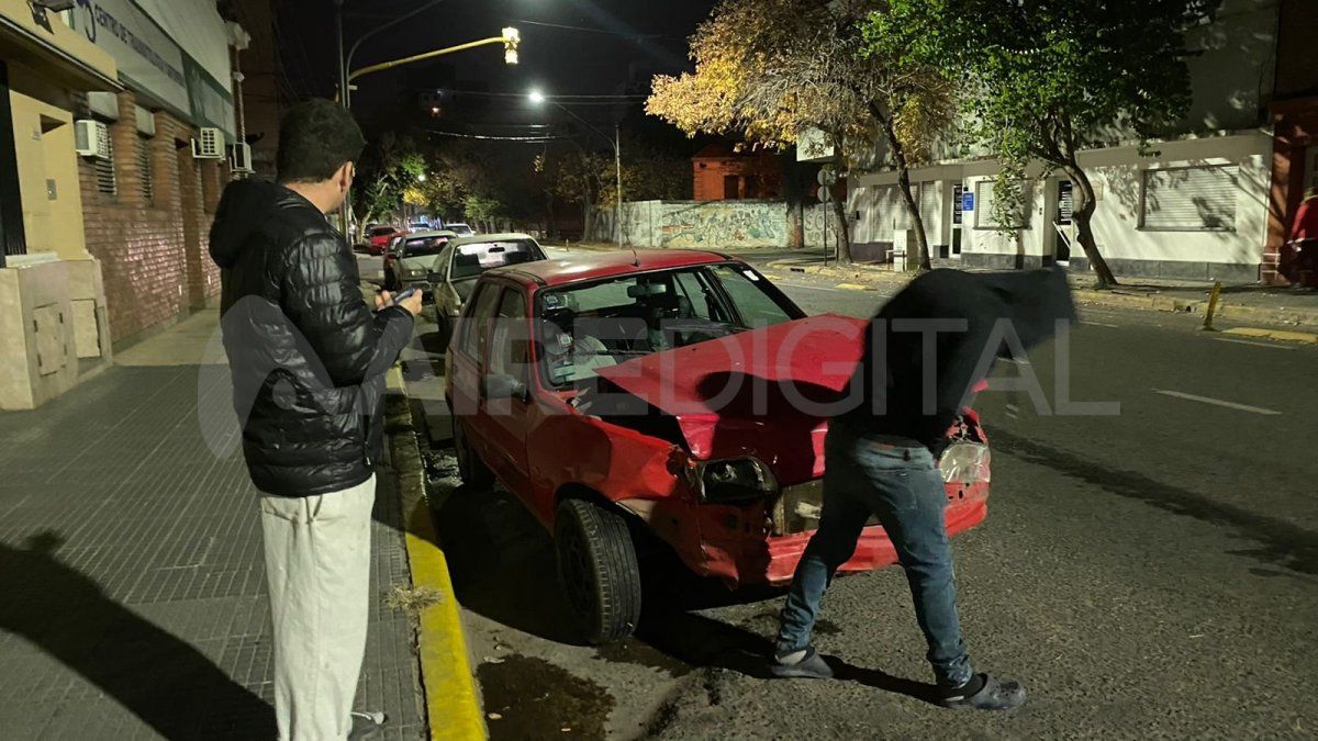 Accidente sobre Urquiza: el conductor de un auto pasó en rojo y chocó a otro automovilista