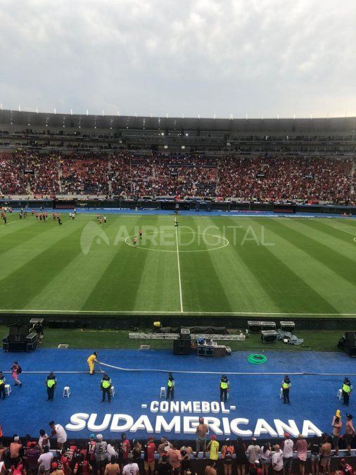El estadio se llen&oacute; de hinchas de Col&oacute;n antes que comience la final
