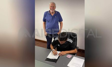 El delantero tucumano aborchó su regreso a Colón de Santa Fe y firmó contrato por dos años con el presidente José Vignatti. El delantero tucumano aborchó su regreso a Colón de Santa Fe y firmó contrato por dos años con el presidente José Vignatti.