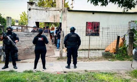 El adolescente fue arrestado tras allanamientos por el robo a una escuela en el norte de Santa Fe. También fue detenido un joven de 22 años. El adolescente fue arrestado tras allanamientos por el robo a una escuela en el norte de Santa Fe. También fue detenido un joven de 22 años.