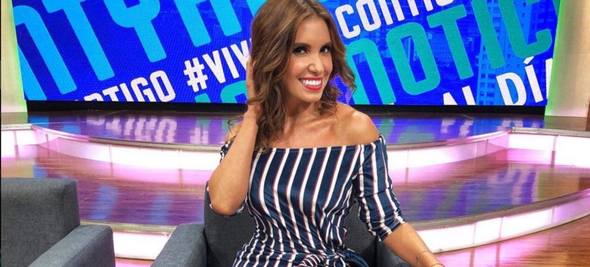 Andrea Escalona presume su escultural figura ¡con un gran escote!