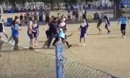 Violento ataque a un árbitro en un partido de fútbol. Violento ataque a un árbitro en un partido de fútbol.