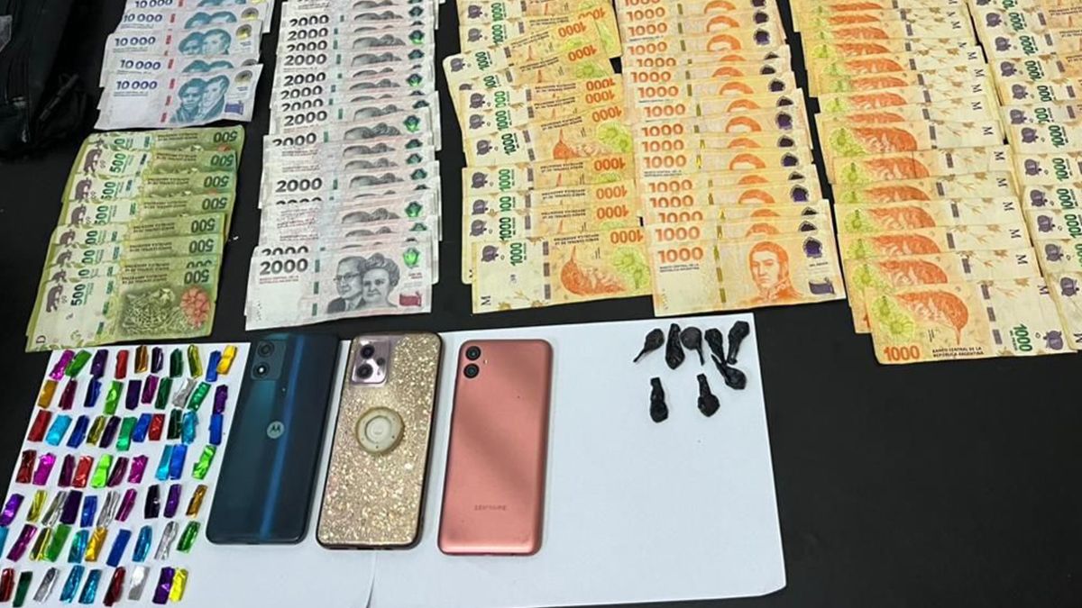 Drogas fraccionadas, celulares y dinero, el secuestro que hizo la policía en barrio Las Flores. 