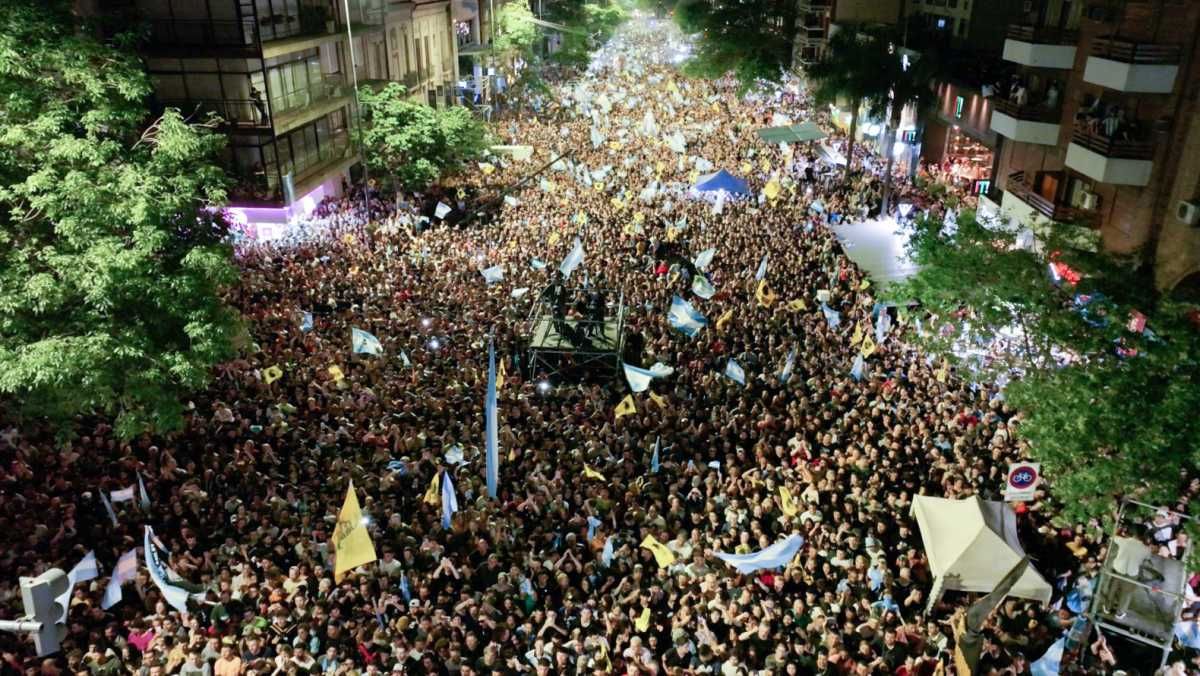 Miles de personas acompañaron a Javier Milei en su cierre de campaña en Córdoba. Miles de personas acompañaron a Javier Milei en su cierre de campaña en Córdoba.