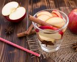 Agua detox de manzana y canela.