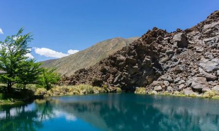 La Laguna de la Niña Encantada impacta por el color de sus aguas y su entorno cordillerano. La Laguna de la Niña Encantada impacta por el color de sus aguas y su entorno cordillerano.