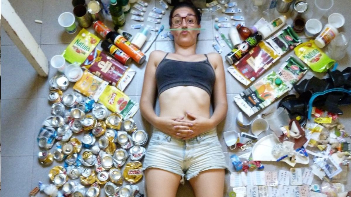 Agustina San Millian junto a todos sus desechos del 2018.&nbsp;