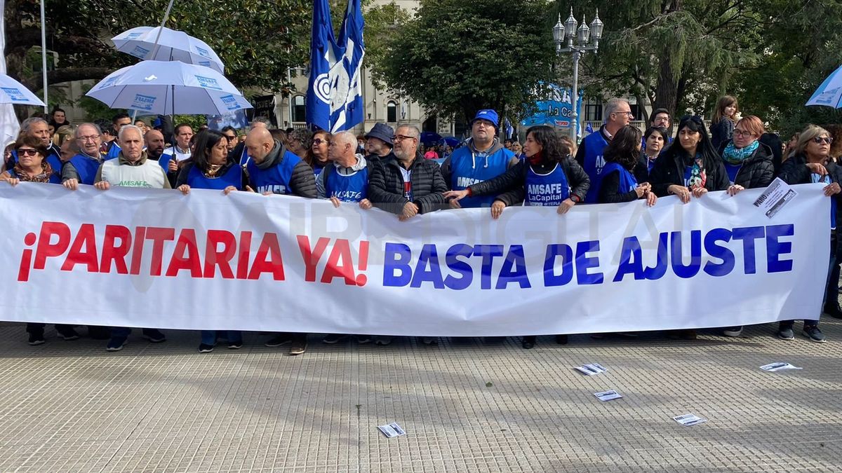 La manifestación de docentes públicos comenzó en la plaza del Soldado para finalizar frente a la Casa de Gobierno.