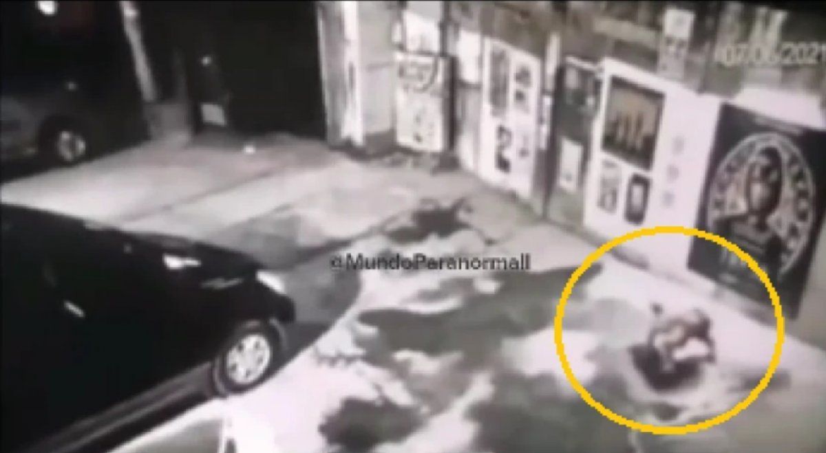 Cámaras de seguridad captaron un extraño lobizón